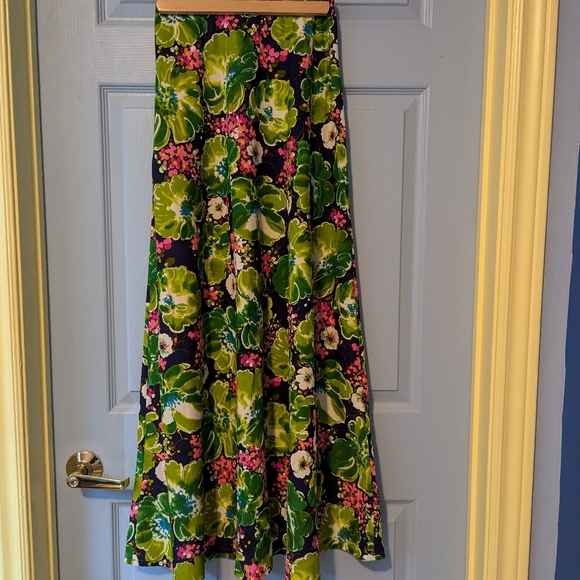 Matching floral crop top and full skirt - Picture 4 of 5